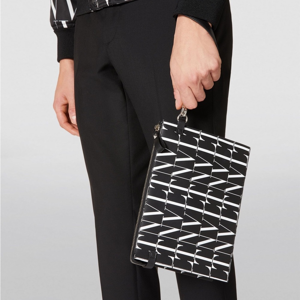 (Listing COPY) VALENTINO GARAVANI CLUTCH/WRISTLET😍